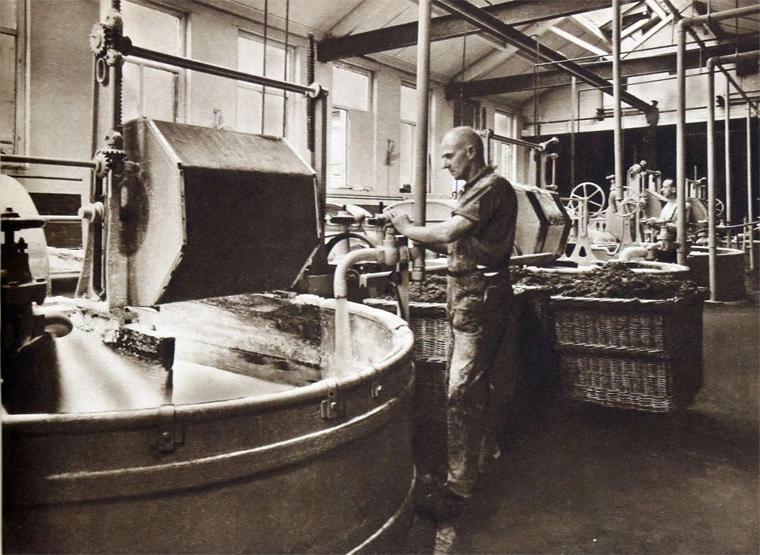 C.1940's. Pulp Preperation For Anaglypta Production At Queen's Mill